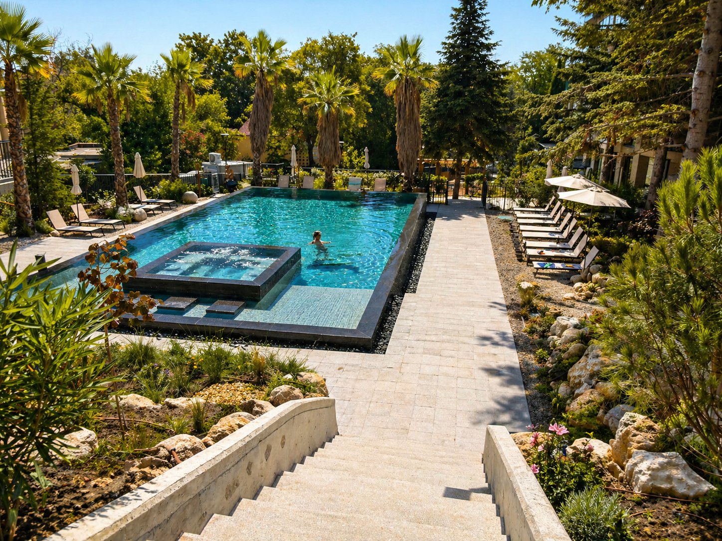 Poolanlage mit Palmen im Azur Panorama Resort